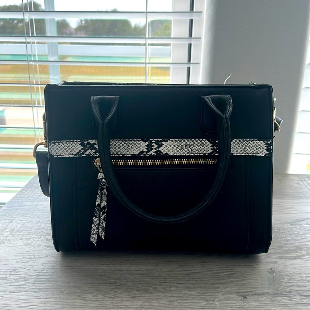 Beautiful black purse + snake details 👜✨